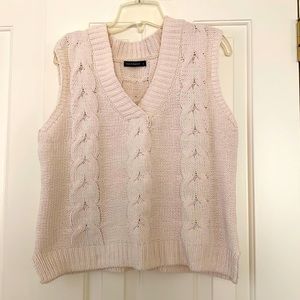 Beautiful sweater vest by moon &  madison. Good condition worn once. 23” L